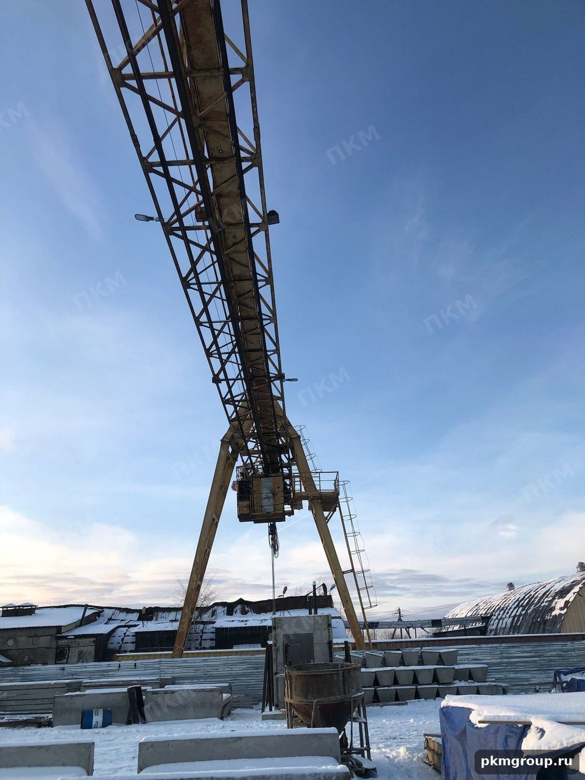 Козловой кран на открытой площадке зимой