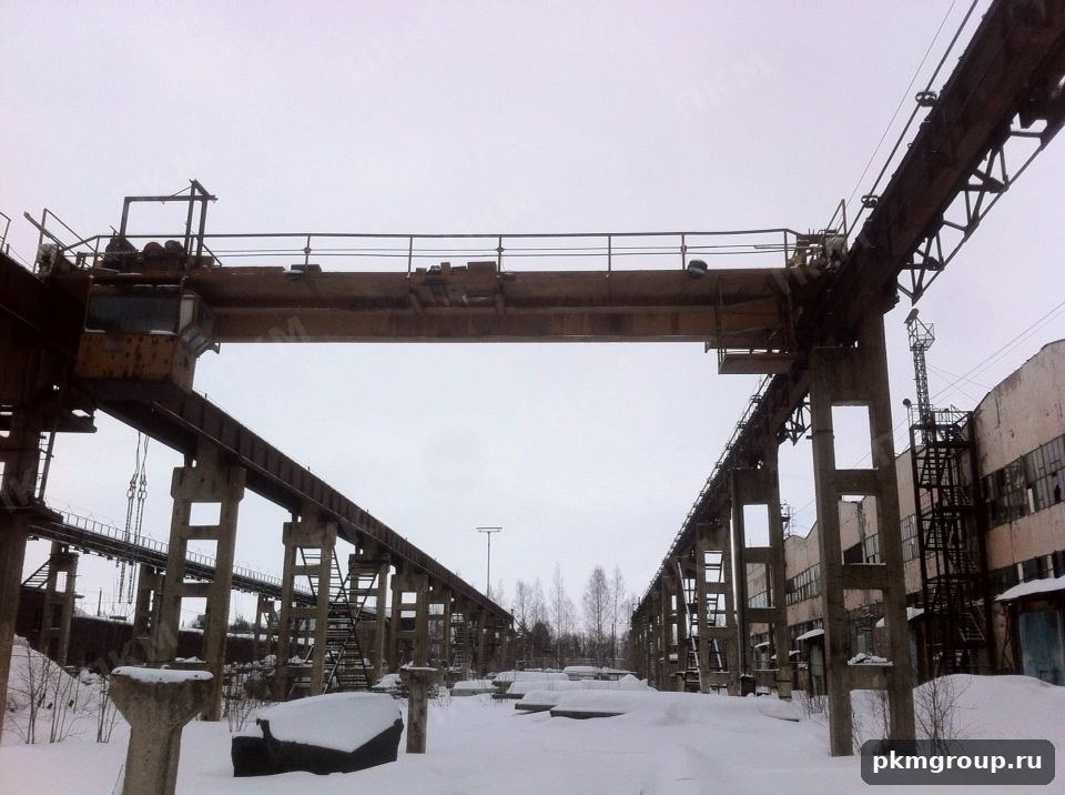 Козловой кран, вид вдоль подкранового пути